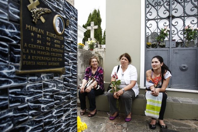 Pessoas deixaram flores, velas e fizeram orações nos túmulos de entes queridos |