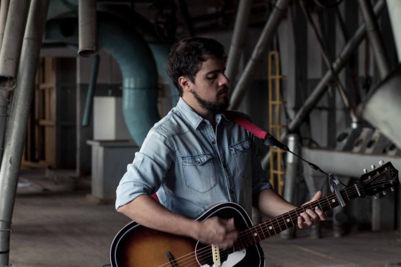 No estúdio, nos palcos, no carro ouvindo um K7 do Nirvana: Rodrigo Lemos é um dos músicos mais prolíficos de sua geração | Rosano Mauro Jr./ Divulgação