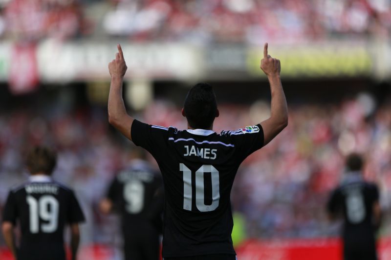 James comemora um de seus dois gols: goleada do imparável Real Madrid. | Marcelo Del Pozo/ Reuters