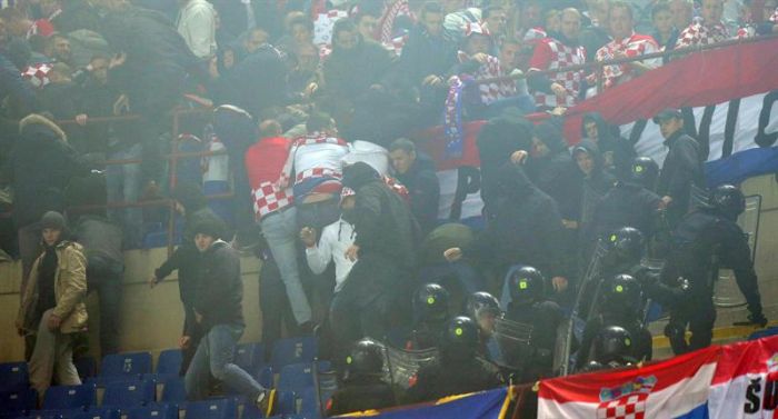 Torcedores croatas correm no confronto com italianos em partida das Eliminatórias da Eurocopa | EFE