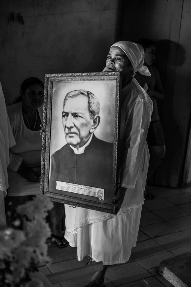 Devotas de Padre Cícero rezando e cantando |