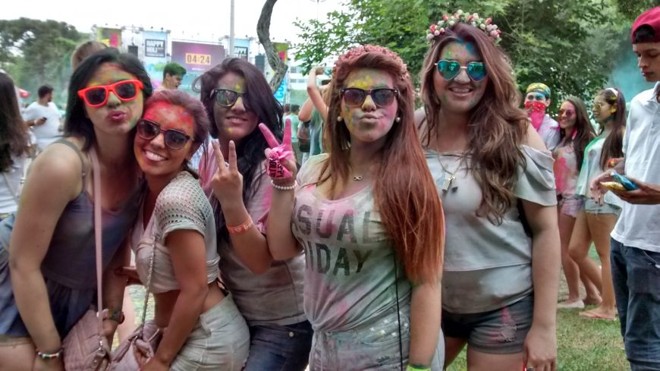No Happy Holi, para onde se olha há gente colorida. | 