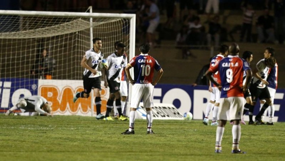 Paranistas lamentam o gol vascaíno marcado nos acréscimos | Daniel Castellano / Gazeta do Povo