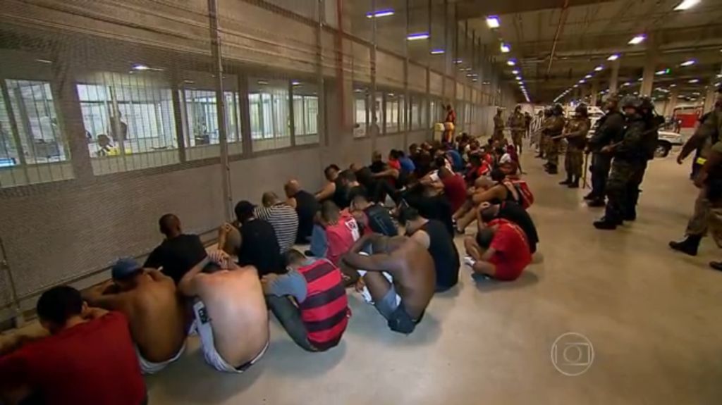 Torcedores do Flamengo e do Cruzeiro foram detidos por uma confusão fora do Mineirão, enquanto a bola rolava no estádio. | Reprodução de TV/ TV Globo