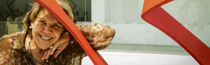 Diferente de seu jeito animado, a artista plástica e diretora do MON, Estela Sandrini, gosta mesmo é de música de fossa. De preferência, cantada por mulheres | Marcelo Andrade/Gazeta do Povo