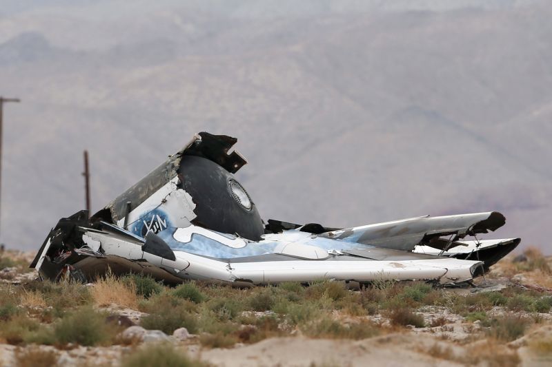 Um pedaço da nave Virgin Galactic no local da explosão | REUTERS/Lucy Nicholson