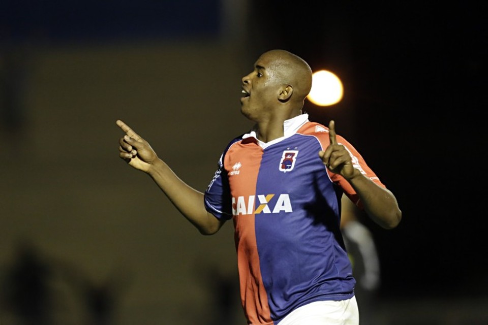 Adaílton fez o segundo gol paranista sobre o Dragão na Vila Capanema | Felipe Rosa / Tribuna