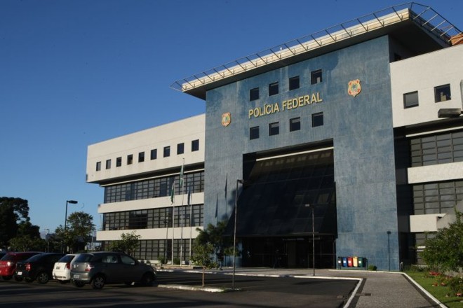 Superintendência da Polícia Federal em Curitiba, onde 13 pessoas estão presas suspeitas de envolvimento no escândalo da Petrobras | 