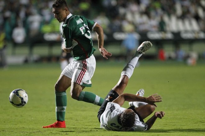 Zé Love sofre a carga de defensor palmeirense em lance no primeiro tempo |