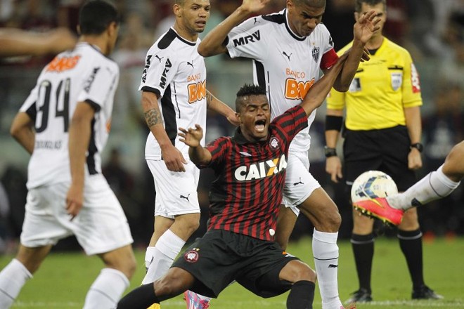 Mario Sérgio tentou algumas jogadas individuais que pararam na firme marcação mineira. | 