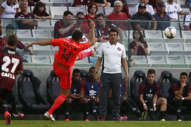 Técnico Claudinei Oliveira comanda o Atlético diante do Sport |