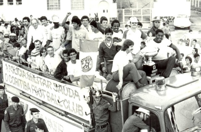 No caminhão dos bombeiros com os campeões brasileiros de 1985, pelo Coritiba. | 