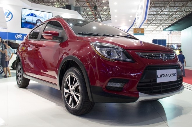 Lifan X50: O lançamento chinês mistura traços de hatch e crossover, formando uma espécie de mini SUV compacto. Chegará no primeiro semestre do próximo ano posicionado abaixo do utilitário X60, o modelo chinês mais vendido no país. Pelo tamanho reduzido está mais para brigar com VW CrossFox e Renault Sandero Stepway. Vem com motor 1.5, de 103 cv, e transmissão manual de cinco velocidades |