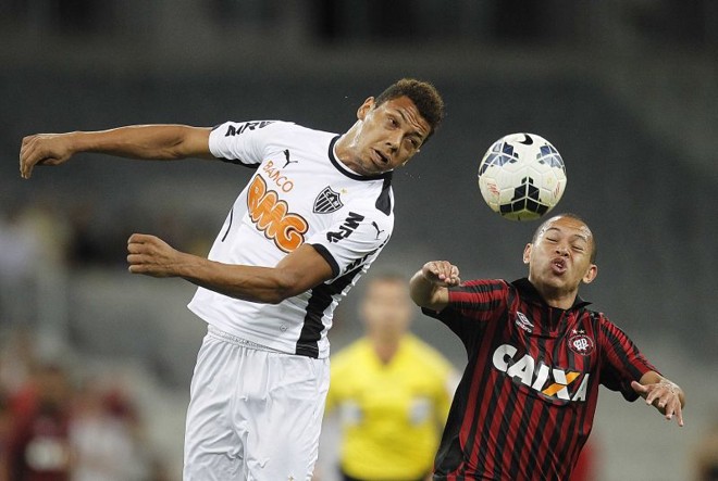 Novo titular do Atlético, Marcos Guilherme teve dificuldade para superar os gigantes do Atlético-MG. | 