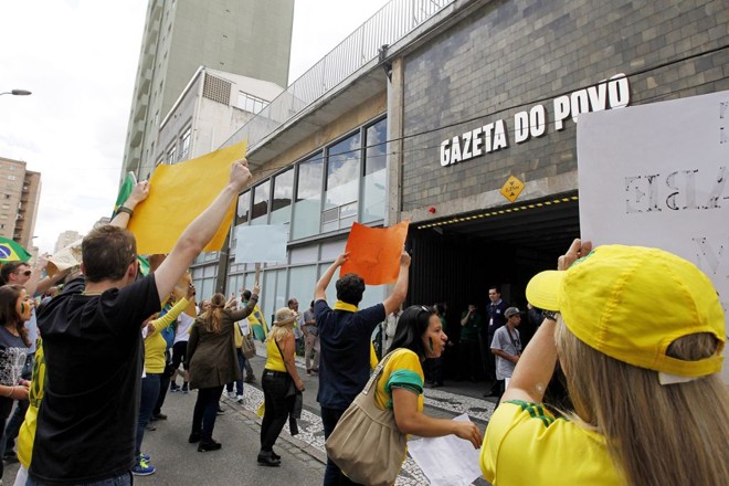 Manifestantes em frente ao prédio da Gazeta do Povo |
