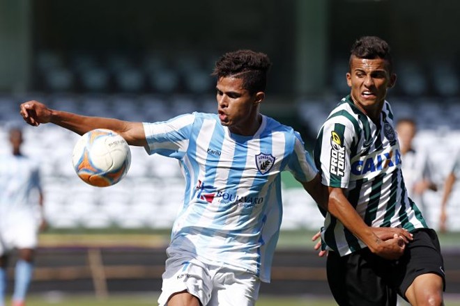 Meia Lucas Ramon tenta se livrar da marcação do Coritiba na decisão do Paranaense sub-20 |
