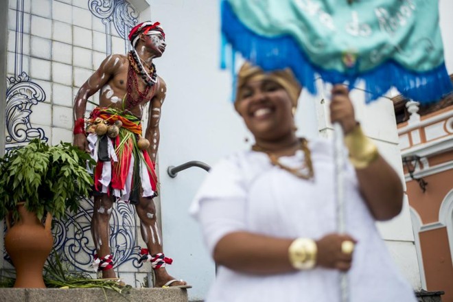 Em comemoração à semana da Consciência Negra, grupo de religiosos afro-brasileiros, lavaram a escada Igreja do Rosáio, no Largo da Ordem, antiga Igreja do Rosário dos Homens Pretos de São Benedito | 