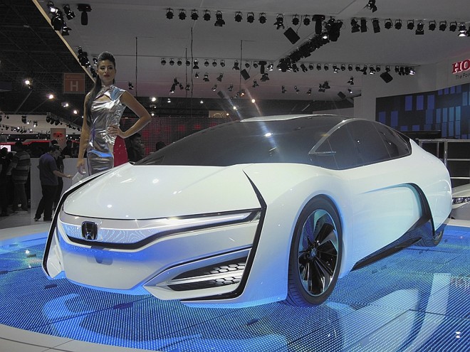 Honda FCEV- O design futurista, de aerodinâmica marcante e rodas traseiras encobertas, não é o único chamariz do Honda FCEV concept. O modelo se destaca também por apresentar um sistema movido a célula de combustível (hidrogênio), capaz de levá-lo a 482 km sem reabastecimento. A recarga completa leva apenas três minutos. A potência é de 134 cv. Trata-se de uma prévia de um veículo que chegará ao mercado dos Estados Unidos e do Japão em 2015 |