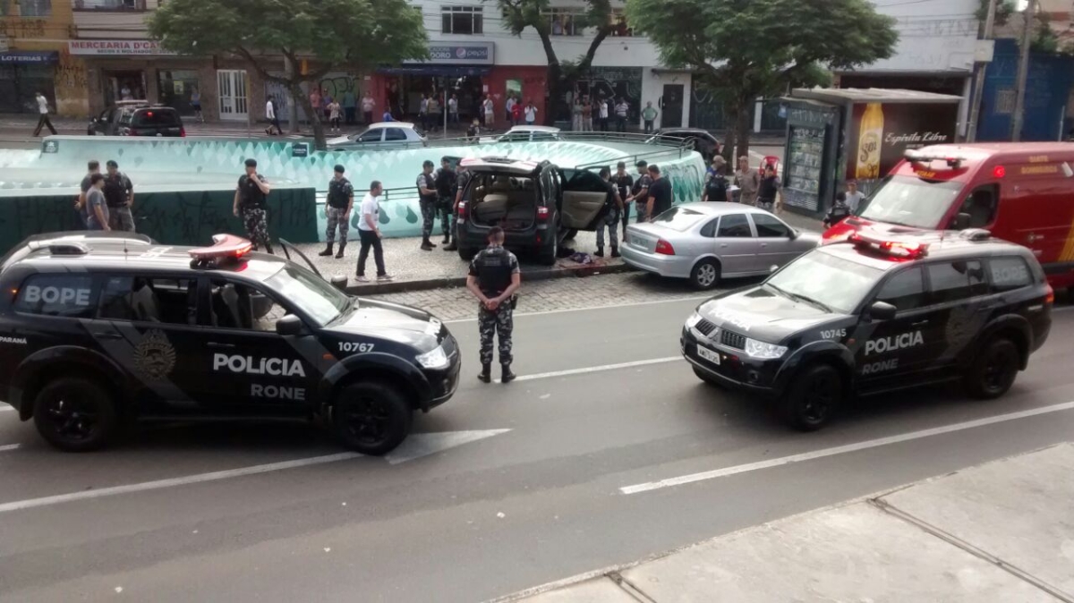 Assalto e posterior sequestro contra um motorista de caminhonete mobilizou a PM em Curitiba | Aliocha Maurício/Tribuna do Paraná