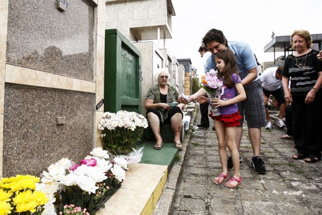 Moradores de Curitiba foram aos cemitérios prestar suas homenagens |