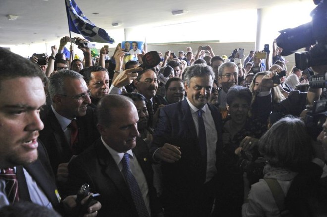Simpatizantes cercaram o senador Aécio Neves na chegada ao Congresso |