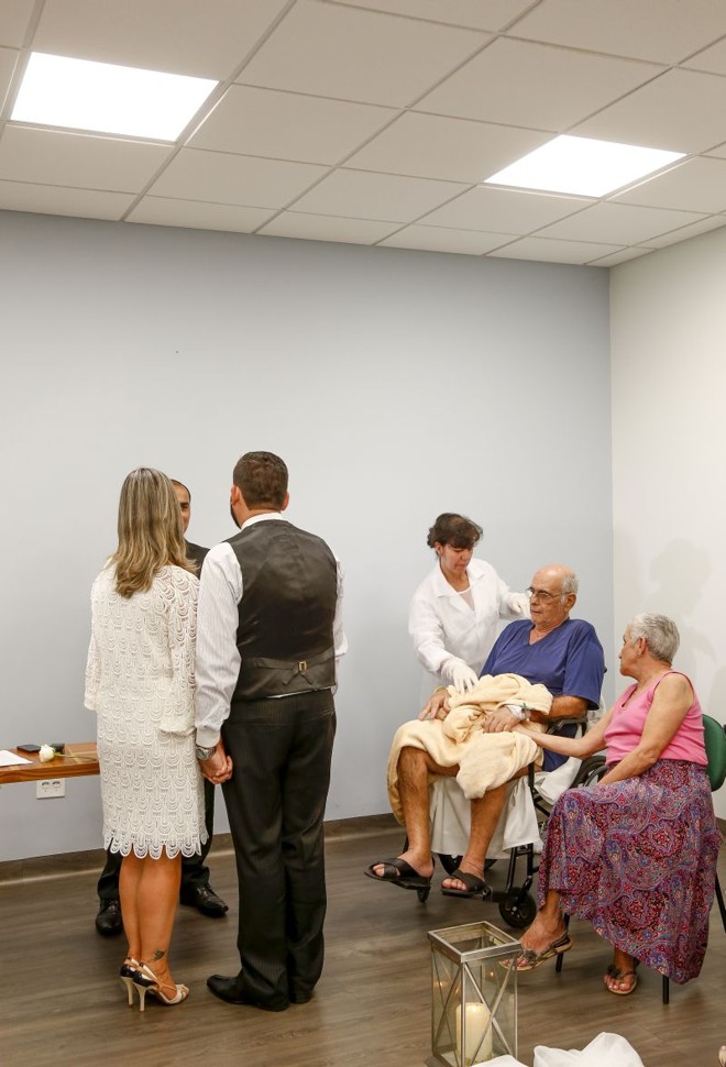 Noivos mudaram o local da cerimônia para que o pai dele pudesse participar |