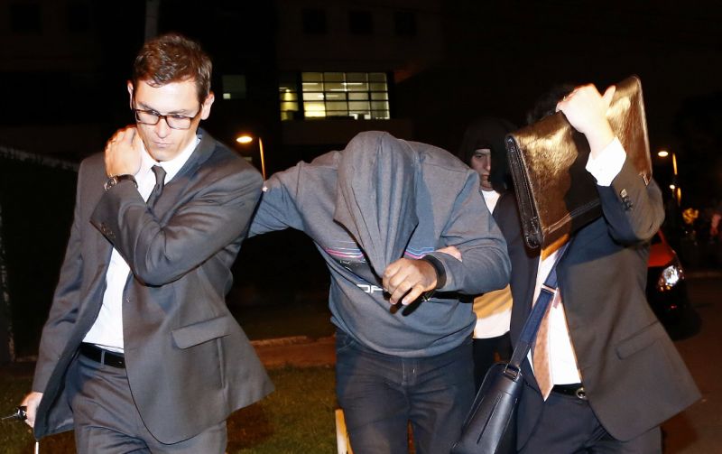 Investigados da Lava Jato deixam a sede da PF em Curitiba acompanhados por advogados | Hugo Harada / Agência de Notícias Gazeta do Povo