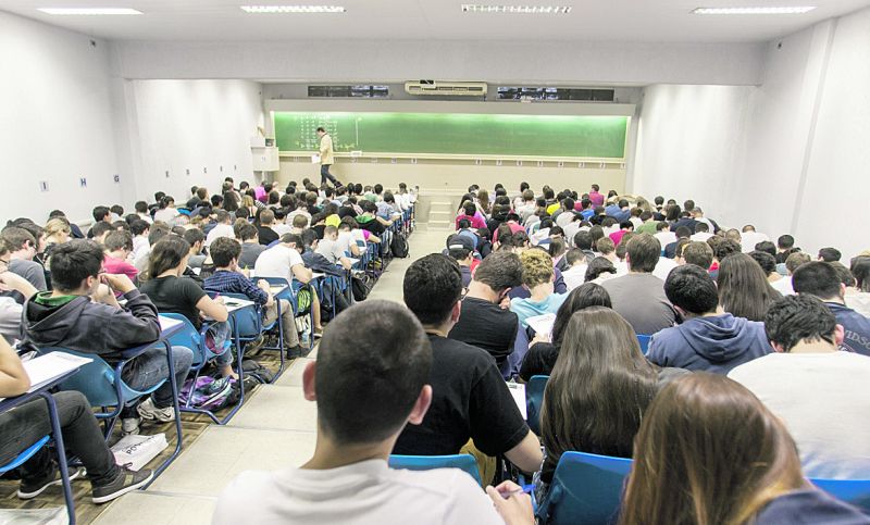 Estudantes do Curso Positivo anotam as últimas dicas para o vestibular da Universidade Federal do Paraná (UFPR) | Marcelo Andrade/Gazeta do Povo