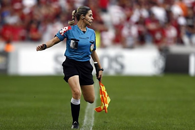 Auxiliar Tatiane Sacilotti dos Santos Camargo na partida entre Atlético e Sport |