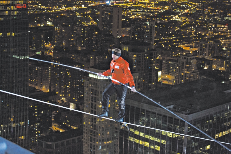 O acrobata Nik Wallenda arriscou sua vida em uma travessia, feita a 180 metros de altura, que foi televisionada ao vivo para 220 países | Jean-Marc Giboux/AP Images para discovery communications