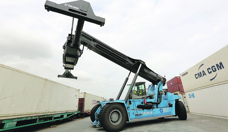 Carregador transfere contêineres da ferrovia para navios em Paranaguá. Uso de trem é exceção | Giuliano Gomes