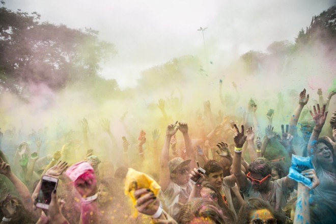 Usado para colorir a festa, o pó à base de amido é totalmente atóxico | 