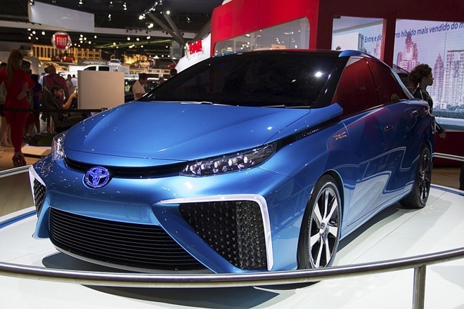 Toyota FCV- É o rival da Honda FCEV, que também aposta no hidrogênio como combustível. Ele é movido pela energia elétrica proveniente da reação eletroquímica entre hidrogênio e oxigênio. Em contrapartida, o sistema libera apenas água por uma válvula localizada na parte inferior do veículo não há escapamento no FCV. O carro pode rodar 700 km sem o reabastecimento e atingir velocidade máxima de 170 km/h. Ele chega às ruas dos EUA e Japão em 2015 |
