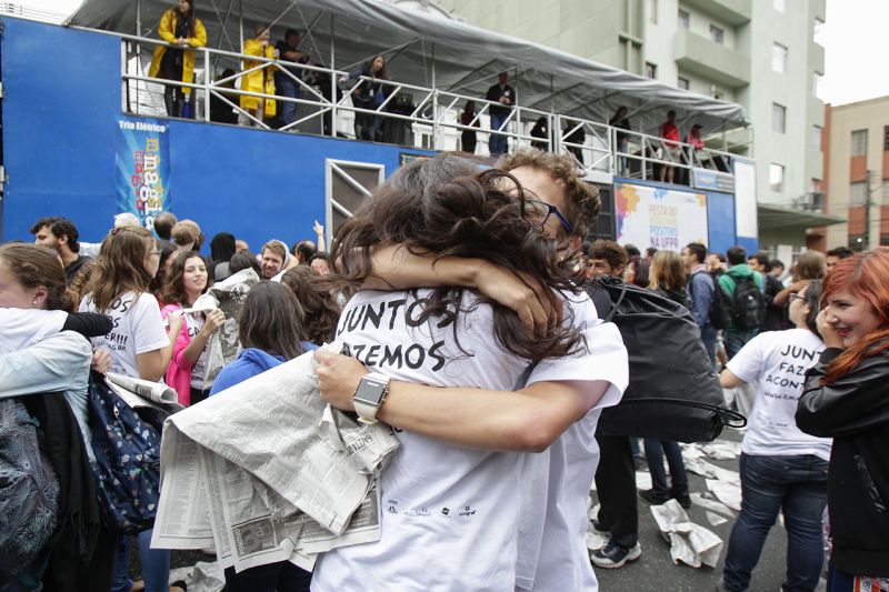 Dezenas de vestibulandos esperavam ansiosos na Praça Carlos Gomes a edição especial impressa ontem pela Gazeta do Povo com a relação dos aprovados na primeira fase do vestibular da UFPR. As comemorações se multiplicaram à medida que os nomes surgiam na lista | Fotos: Daniel Castellano/Gazeta do Povo
