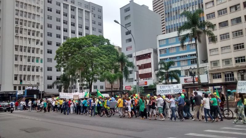 Cerca de cem pessoas participaram do ato em Curitiba | Angieli Maros/ Gazeta do Povo