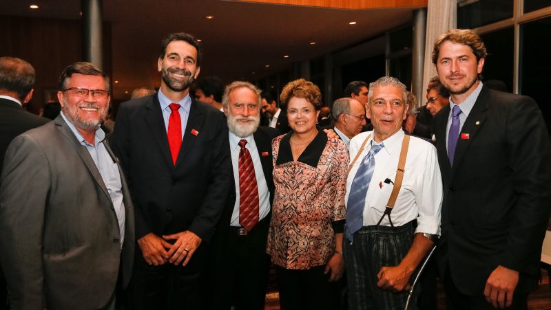 Presidente Dilma Rousseff no Palácio da Alvorada com deputados federais eleitos no Paraná pelo PT (da esquerda para direita): Assis do Couto, Ênio Verri, Dr. Rosinha, Angelo Vanhoni e Zeca Dirceu | Roberto Stuckert Filho / Presidência da República / Divulgação