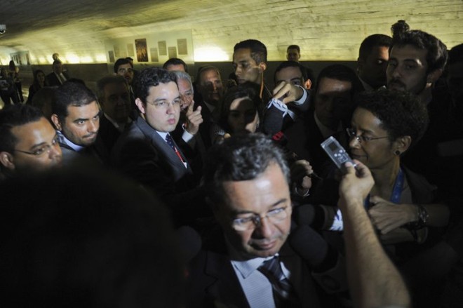 Deputado Rubens Bueno (com dedo em riste) interrompe a entrevista do presidente da CPMI da Petrobras, senador Vital do Rêgo, após impossibilidade de votar novas convocações na CPMI da Petrobras | Jefferson Rudy / Agência Senado