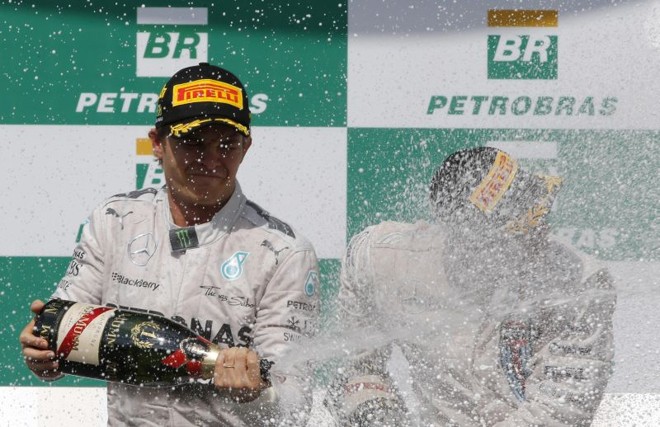 Rosberg dá banho de champanhe em Felipe Massa durante comemoração no pódio de Interlagos | 