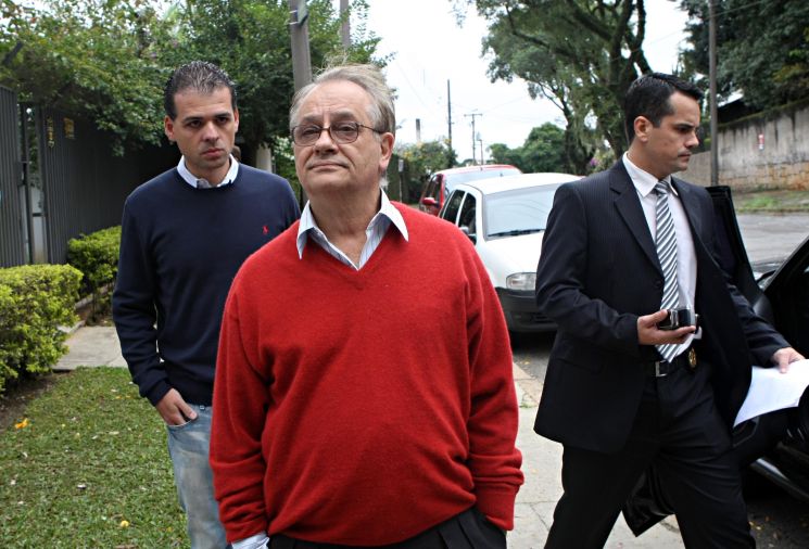 Bibinho (de vermelho) foi preso quando recebia cerca de R$ 70 mil no aeroporto de Brasília | Albari Rosa/Agência de Notícias Gazeta do Povo/Arquivo