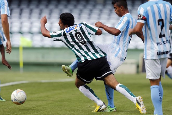 Atacante Paulo Vitor, do Coritiba, sofre falta na decisão do Paranaense sub-20 contra o Londrina |