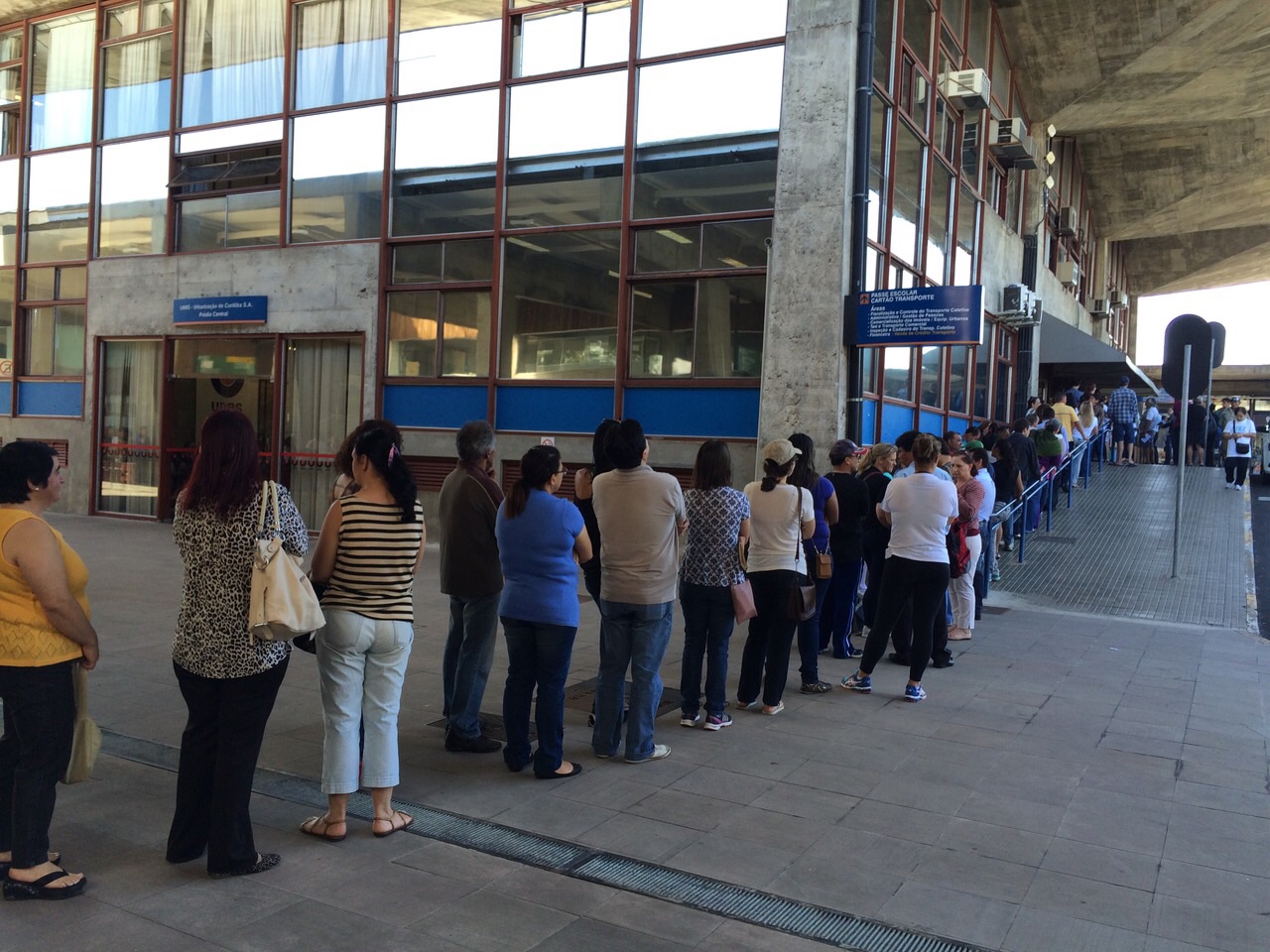 População se interessou em economizar e fez fila para aproveitar a tarifa de ônibus antiga | Fernanda Trisotto/Gazeta do Povo