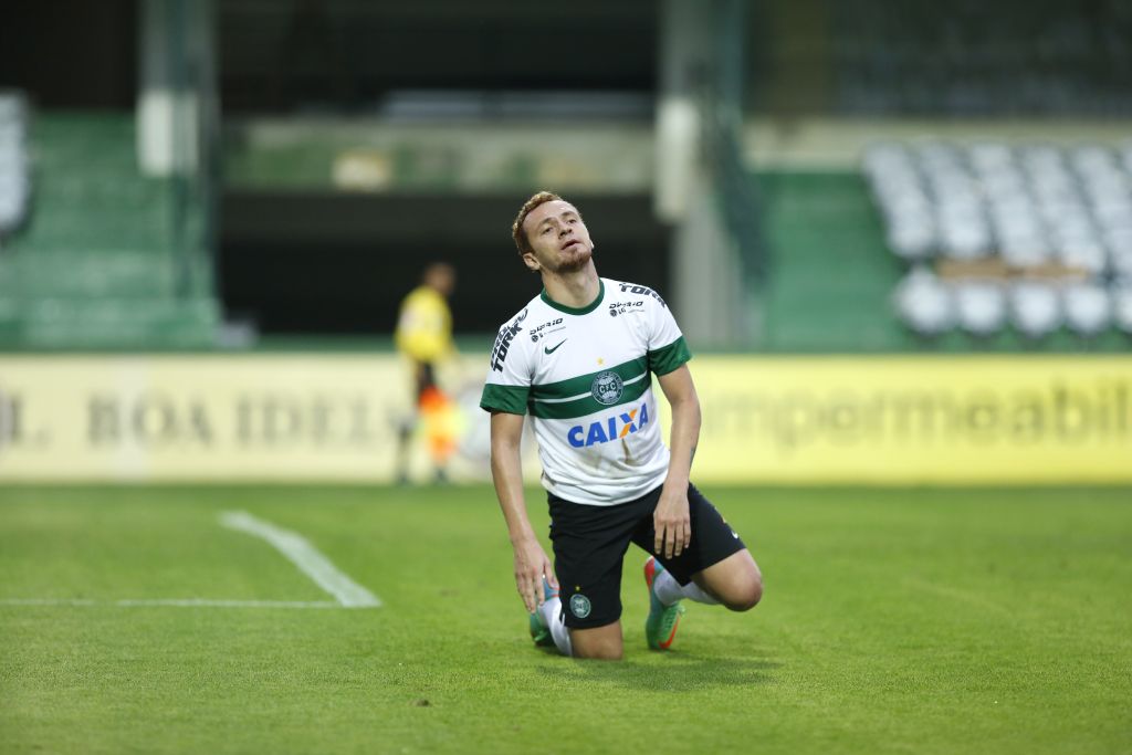 Cena corriqueira: Zé Love lamenta gol perdido pelo Coritiba. | Marcelo Andrade/ Gazeta do Povo