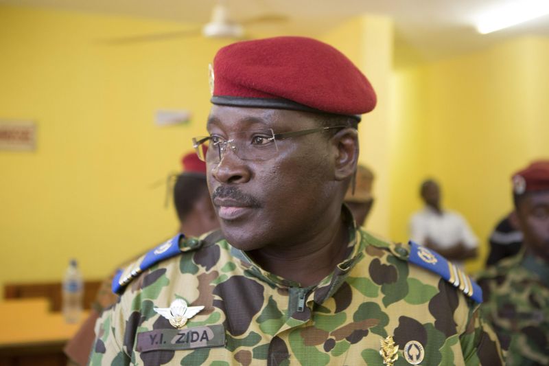 Coronel Isaac Yacouba Zida durante coletiva de imprensa após ser nomeado para liderar Burkina Faso | REUTERS/Joe Penney