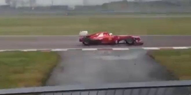Sebastian Vettel foi para a pista de Fiorano com um modelo 2012 da Ferrari. | 
