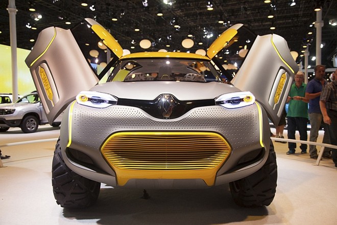 Renault Kwid- O crossover une tecnologia com versatilidade. As portas se abrem na forma de asas, enquanto o quadro de instrumentos e volante ficam no centro da cabine, fazendo com que motorista dirija sentado entre os passageiros da frente. Destaque para a presença de um drone conectado ao carro. O veículo aéreo pode enviar imagem em tempo real e assim mostrar a situação do trânsito, tirar fotos de paisagem ou detectar obstáculos pelo caminho |