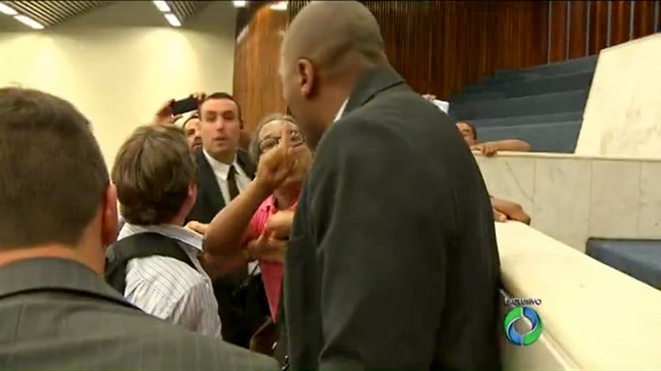 Confusão entre seguranças e professores nas galerias da Assembleia Legislativa | Reprodução / RPC TV