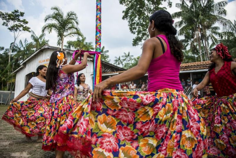 Comunidade da Associação Jauari Baixo Rio Mojú, em Belém. Moradores colhem sementes na floresta amazônica e vendem para a Natura produzir cosméticos. Na foto, mulheres dançam o Carimbó, para jornalistas que visitavam a comunidade | Henry Milléo/Gazeta do Povo