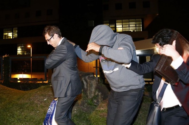 Investigados da Lava Jato deixam a sede da PF em Curitiba acompanhados por advogados |