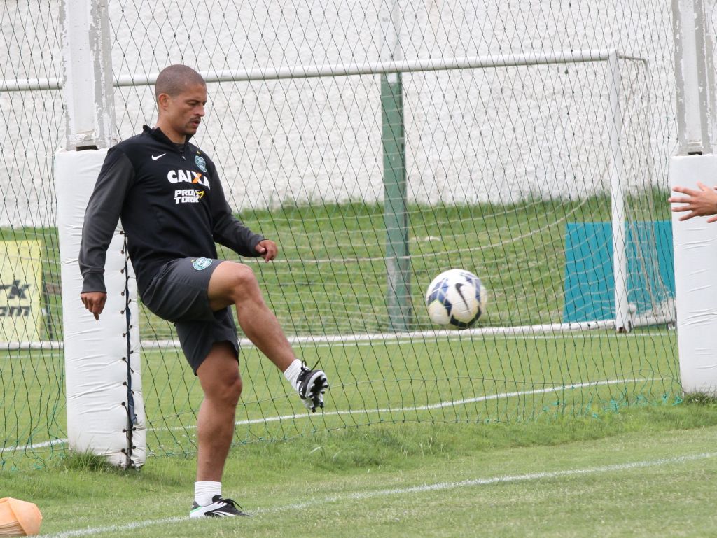 Alex bate bola no gramado do CT da Graciosa: chance maior de estar em campo no sábado. | Divulgação/ Coritiba