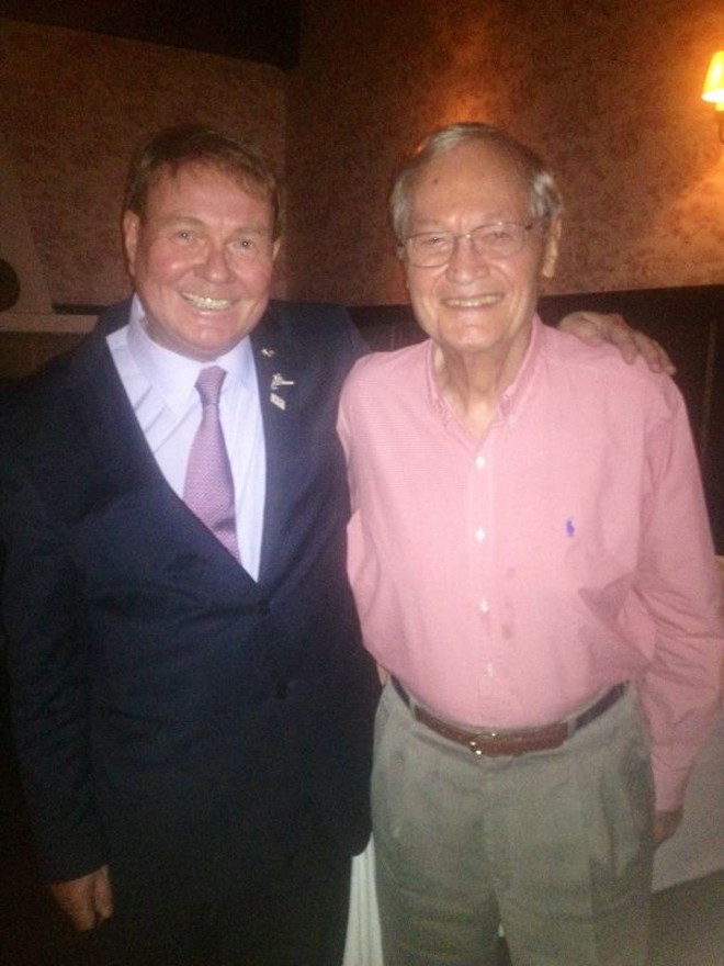 O cineasta americano Roger Corman (à dir.) jantou anteontem no restaurante Ile de France com sua mulher, Julie. Ele contou ao restaurateur Jean Paul Decock (à esq.) que é fã de strogonoff e que soube que o velho e bom Ile é o rei da especialidade na cidade |